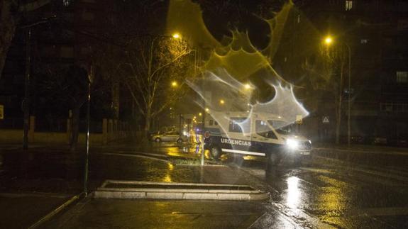 Una ambulancia desplazada al barrio de Cartuja.