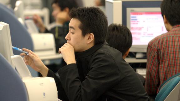 Un desempleado japonés busca trabajo en uno de los ordenadores de la oficina 'Young Hello Work' ('Jóvenes Saludan al Trabajo'), en Tokio. 