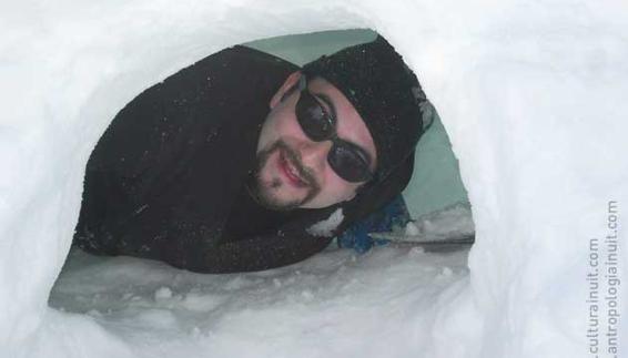 Bailón se asoma desde un iglú de hielo. 