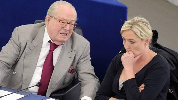 Jean-Marie Le Pen habla a su hija, Marine Le Pen. 