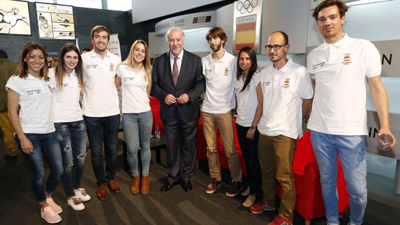 Vicente del Bosque, con los deportistas de 'Entrena tu futuro'. 