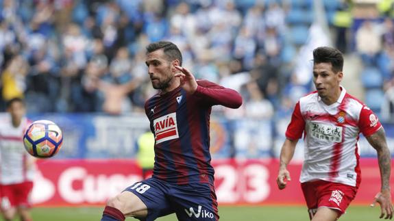 El defensa del Eibar Anaitz Arbilla (i) disputa un balón con el delantero paraguayo del Espanyol Hernan Pérez (d).