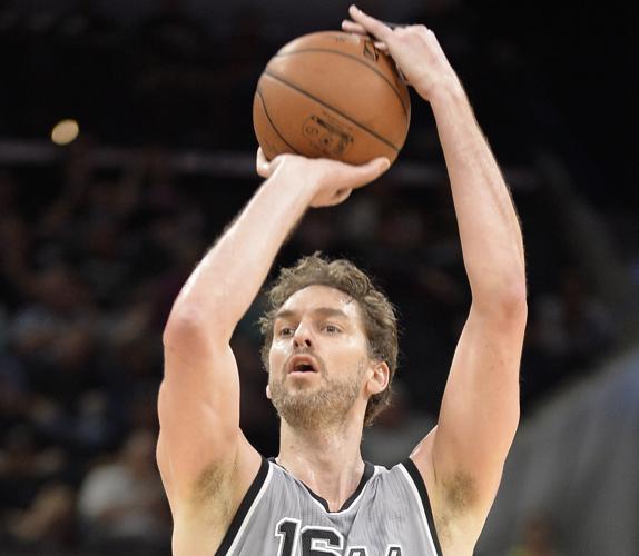 Pau Gasol lanza contra los Kings de Sacramento.