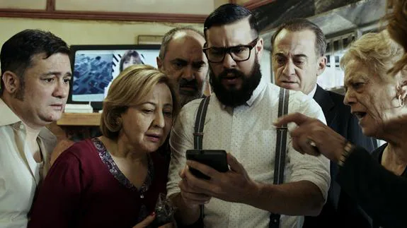 Secun de la Rosa, Carmen Machi, Mario Casas y Terele Pávez, en torno a un teléfono.