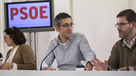 Eduardo Madina preside la reunión del área política de la ponencia marco del congreso del PSOE.