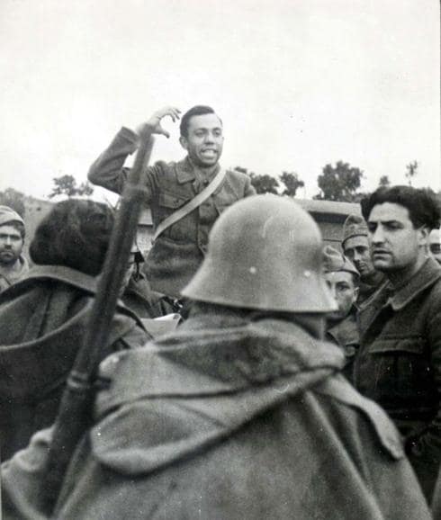 Arenga. Miguel Hernández se dirige a las tropas.