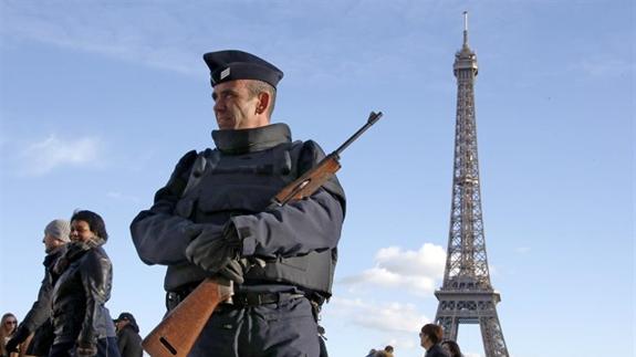 Policías en París.