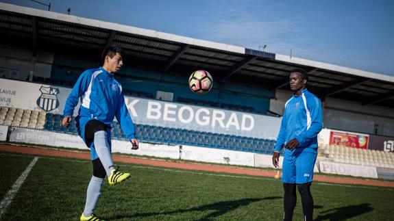 Aucho Khalid y Takuto Yasuoka en el campo del OFK Belgrado 