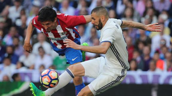 Benzema, en una acción con Savic. 