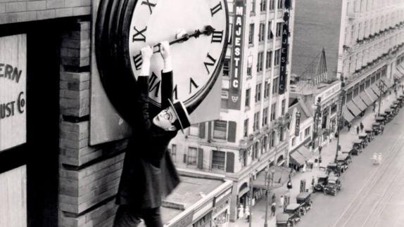 Escena de 'El hombre mosca' (1923), con Harold Lloyd.