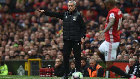 Mourinho da instrucciones ante Ashley Young. 