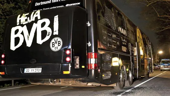 El autobús del Borussia Dortmund, tras el atentado. 