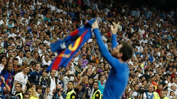 Leo Messi muestra su camiseta tras marcar el gol de la victoria en el Bernabéu. 