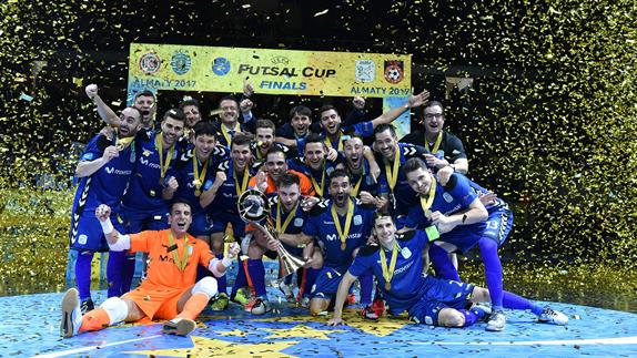 Los jugadores de Movistar Inter posan con la copa. 