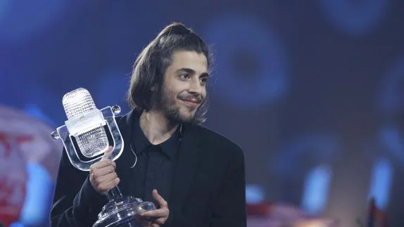 Salvador Sobral celebra su victoria en Eurovisión.