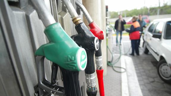 El precio de los carburantes cae al mínimo del año