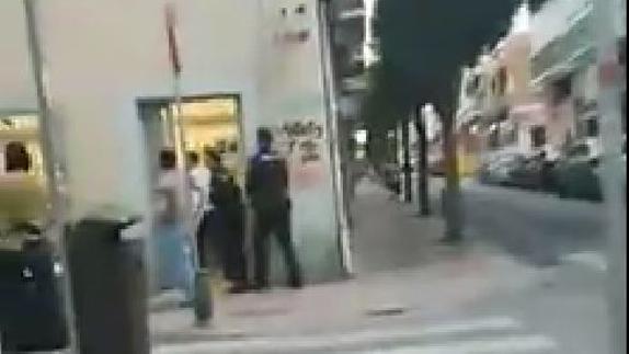 Dos agentes de Policía en el exterior del establecimiento.