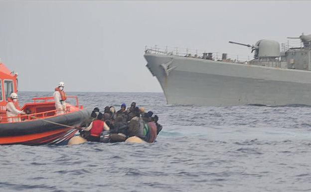 La patera en la que viajaba el joven.