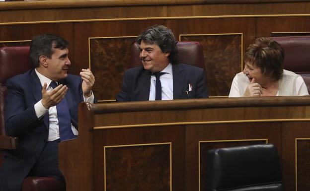 José Luis Ayllón (i), Jorge Moragas y Celia Villalobos, durante la sesión.