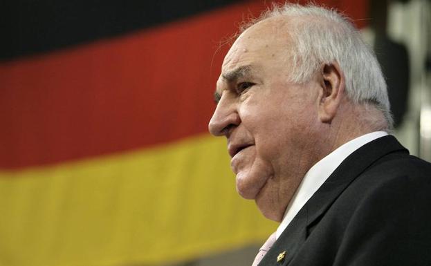 Helmut Kohl, frente a una bandera alemana.