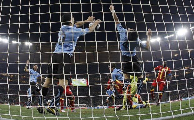 El uruguayo Luis Suárez evita un gol de Ghana en el Mundial de 2010. 