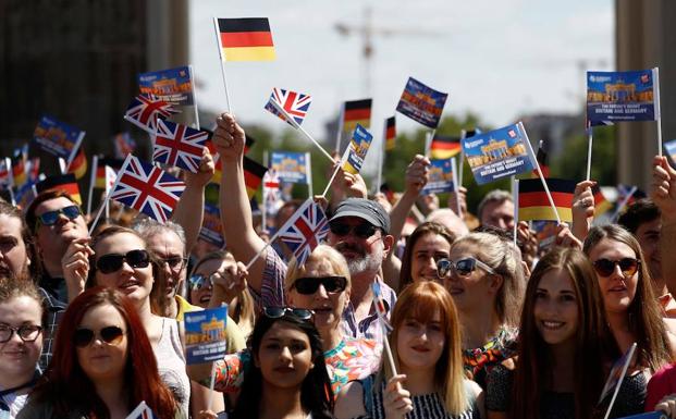 Estudiantes británicos ondean la 'Union jack' y la bandera alemana en Berlín. 