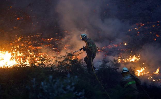 Un bombero trabaja en la extinción del incendio. 