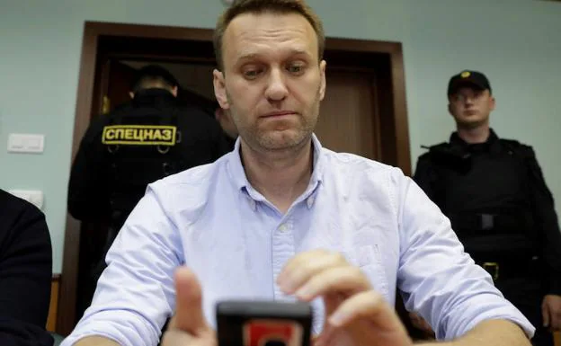 Navalny utiliza su teléfono móvil. 