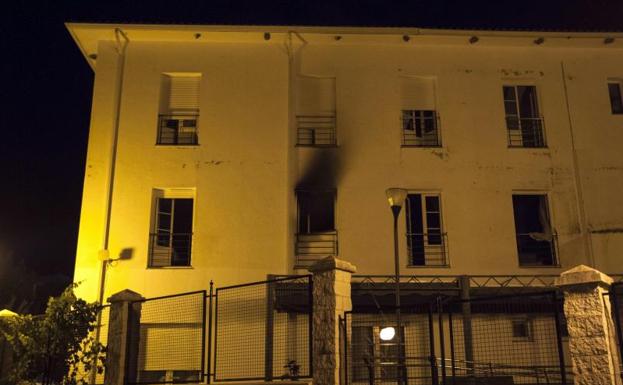 Exterior de la residencia calcinada.