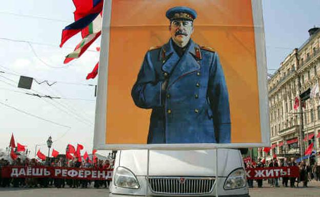 Un retrato de Stalin en una manifestación comunista en Moscú. 