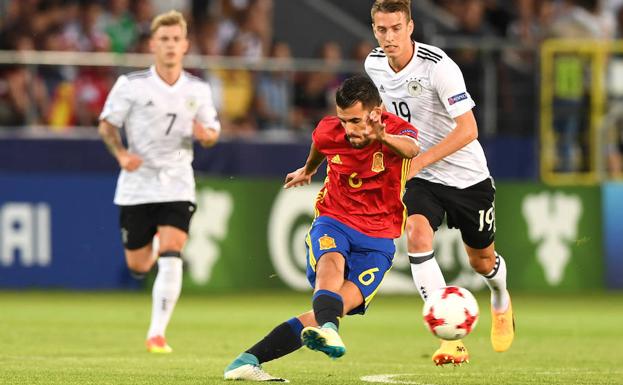 Ceballos golpea el balón. 