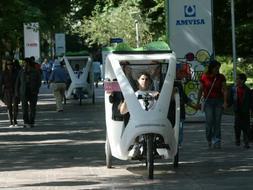 Peatones y conductores deberemos acostumbrarnos a un nuevo vehículo que a partir de hoy comenzará a circular por el casco urbano de Vitoria. /Igor Aizpuru
