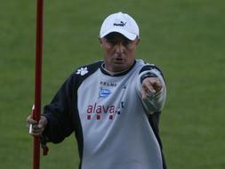 El entrenador del Alavés, Josu Uribe./ IGOR AIZPURU