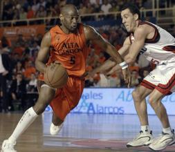 El base estadounidense del Alta Gestion Fuenlabrada, Gerald Brown intenta entrar a canasta ante la oposicion del base del TAU Ceramica, Pablo Prigioni, durante un partido de la Liga ACB la pasada temporada. /Efe