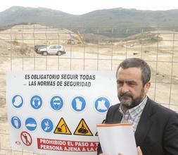 Mintegi junto a las obras de la futura cárcel de Nanclares. /Rafa Gutiérrez