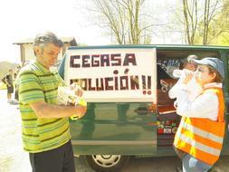 Los trabajadores de Cegasa recorrerán a pie 45 kilómetros hasta el sábado. / Jesús Andrade