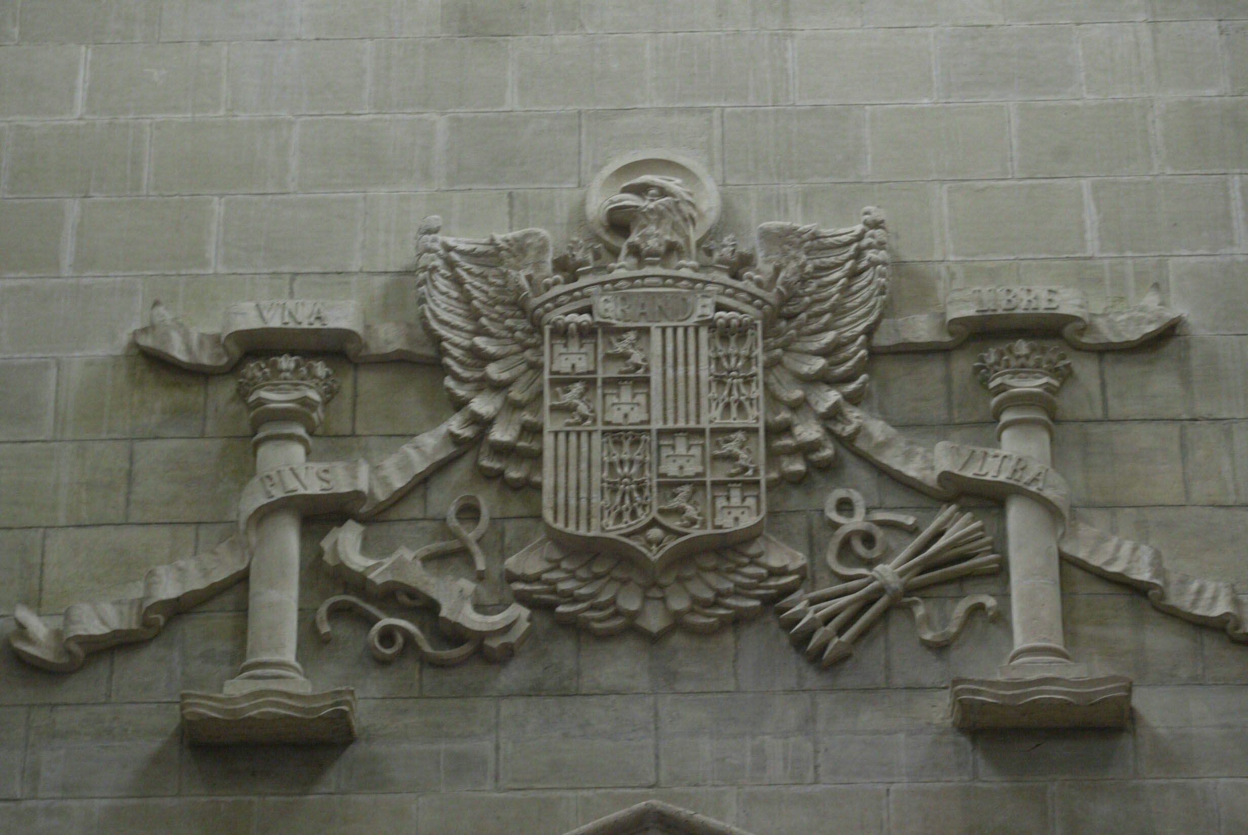 Vista del escudo preconstitucional que se encuentra en la catedral nueva de Vitoria. ::     IGOR AIZPURU