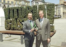 Javier Maroto y Richard Weissend, director ejecutivo de Heineken en España, en la plaza de la Virgen Blanca. / J. Andrade