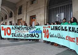 Concentración esta mañana en la plaza de España contra los despidos en el 010. / Ricardo del Val
