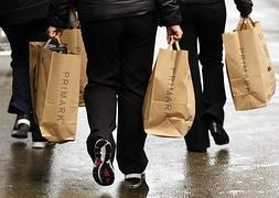 Varios clientes de Primark caminan por las calles de Londres. ::Reuters
