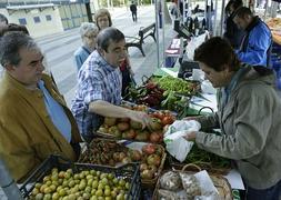 Varios clientes en un puesto de hortalizas en la pasada edición del Mercado. ::R. Gutiérrez