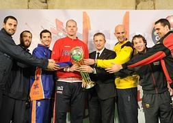 Los representantes de los ocho clubes posan con el trofeo./I. Aizpuru