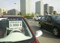 Vitoria requerirá una autorización previa a los particulares para vender sus vehículos en la calle