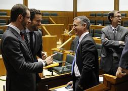 Maroto y Urkullu conversan en el Parlamento, con el consejero de Hacienda, Ricardo Gatzagaetxebarria, en el fondo. ::I. Pérez