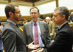 Maroto, con Gatzagaetxebarria y Urkullu, este jueves en el Parlamento vasco. / I. Aizpuru