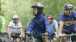 Ciclistas con casco, en una marcha por Vitoria. ::B. Castillo