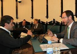 Antxon Belakortu hablando con el alcalde Javier Maroto./ Blanca Castillo