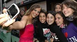 Michelle Jenner se fotografía con unas fans en el preestreno de la serie Isabel./Ricardo del Val