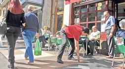 Miguel, dueño del Chatka, mide hasta qué punto exacto tendrá que retirar la terraza de su establecimiento. / Jesús Andrade