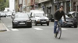Un ciclista, por la calle Los Herrán. / R. Gutiérrez